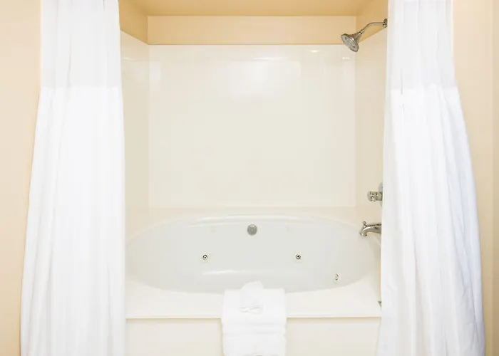 Red Lion & Newly Renovated Hotel 3*