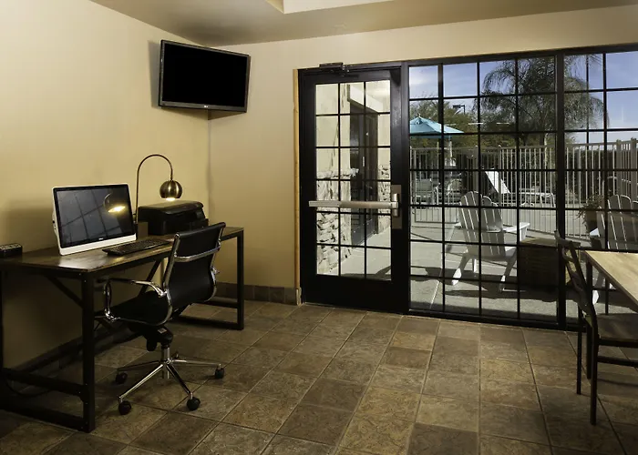 Red Lion & Newly Renovated Hotel 3*