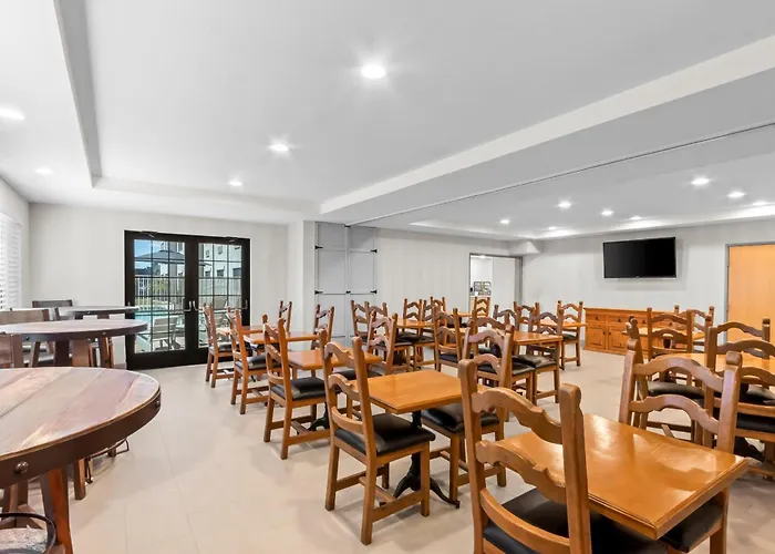 Red Lion & Newly Renovated Hotel 3*