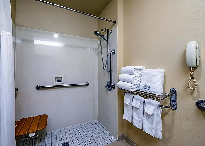 Red Lion & Newly Renovated 3* Goodyear