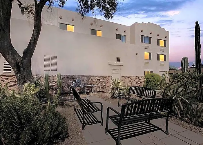 Red Lion & Newly Renovated Hotel 3*
